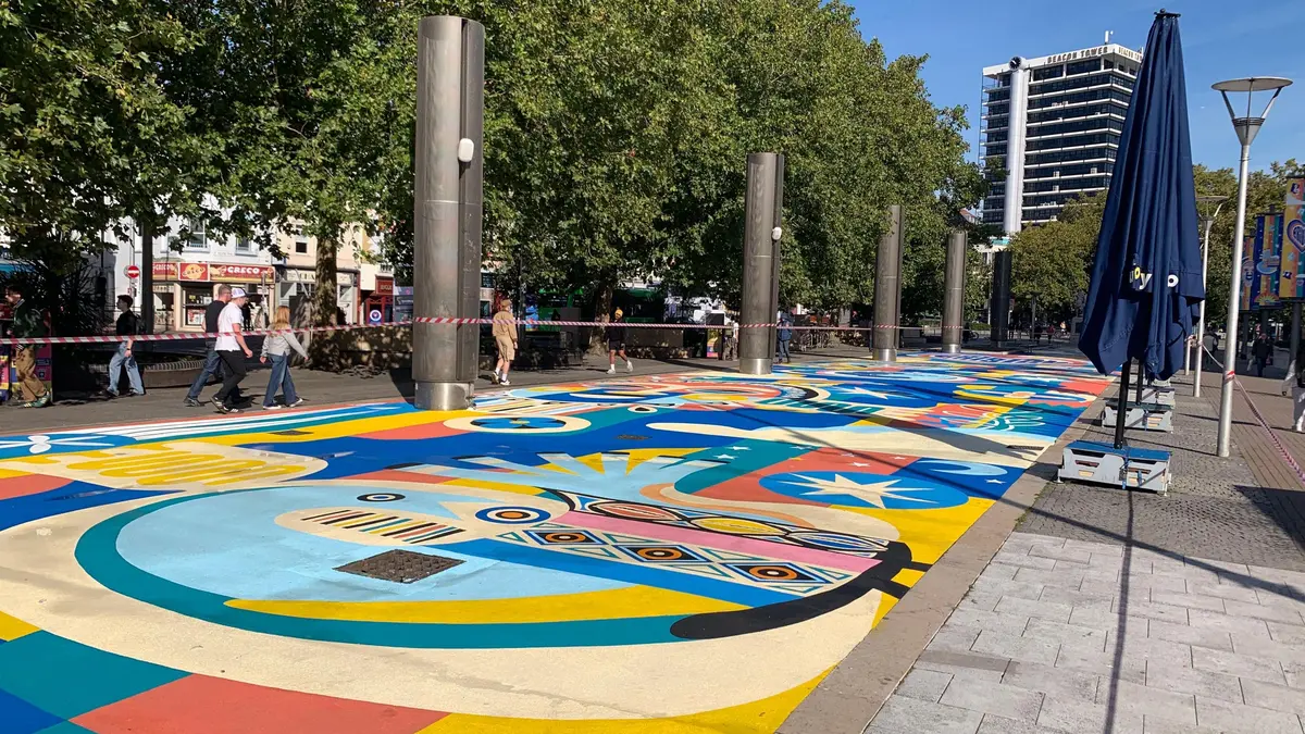 布里斯托尔大型壁画 - 捷克金钱搭讪 | 英国街头艺术圣地